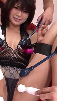 Japon genç kız fışkırtmak için birkaç oyuncakla mastürbasyon yapıyor