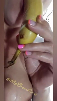 我快乐地把一根香蕉浸透，然后把它弄干净到喉咙里