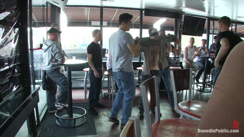 Bound in public: Duas putas peludas são usadas em um bar cheio de...