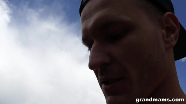 Grandmams: Une vieille cougar à forte poitrine trouve un jeune mauvais garçon...