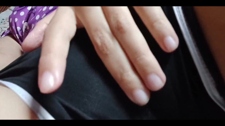 Yulieth Gomez: パジャマ姿のかわいい女の子がお尻を触り、義父のベッドで絶頂