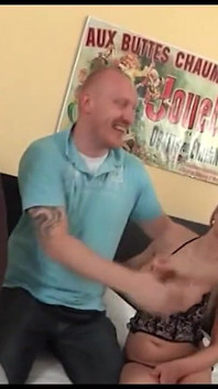 Il ragazzo cornuto guarda la sua giovane moglie scopare con un ragazzo