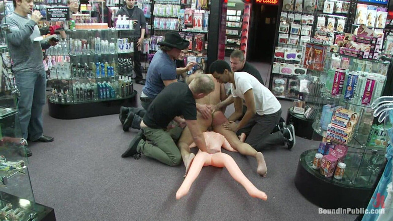 Bound in public: Latin hunk blir dubbel penetrerad i Folsom Gulch porn Store.