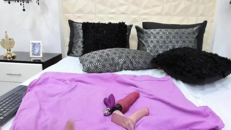 Sofiia_w26: Masturbazione profonda con il mio dildo viola