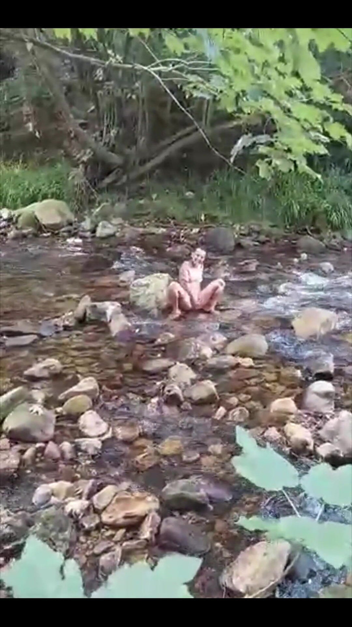 FayahGirl: Temanku merekam videoku lagi asik mainin memekku di pinggir sungai