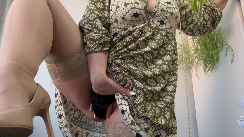 Step Mommy: Mama vitregă matură excitată în ciorapi și tocuri înalte se masturbează și își pune piciorul...