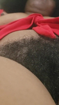 Solo behaarte MILF guter fick - behaarte muschi sieht in einem intimen