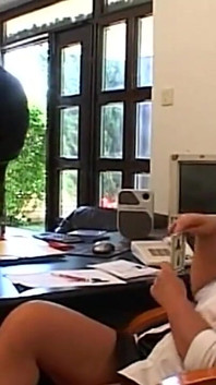 Deux grosses bites noires pour une jeune salope excitée