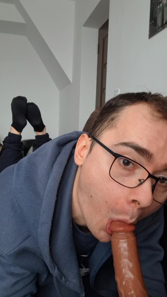 The college boy: Îți sugi pula până îți ejaculezi în vibratorul din gura mea