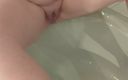 PureVicky66: विशालकाय सुन्दर नानी बाथटब में पेशाब करती है!