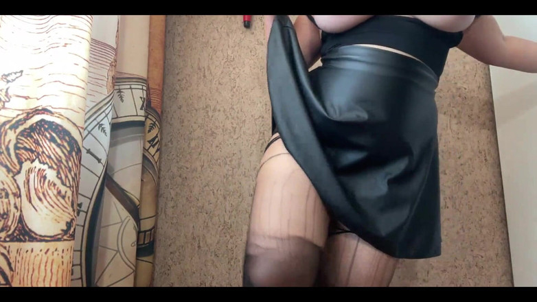 Lux Eva: Roztrhané černé punčocháče na jejím zadku