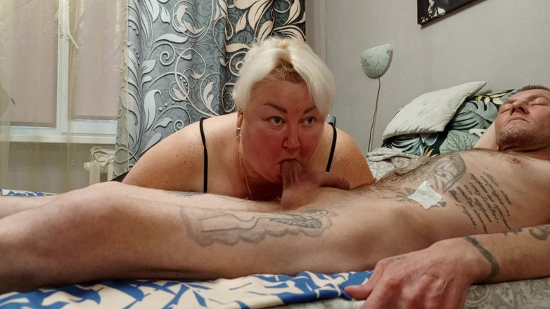 Zona901: Mama vitregă îmi suge pula ca o bomboană până când sperma îi...