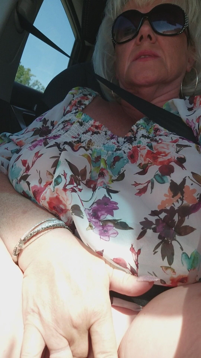 EroticOnlyClips: Madura rubia dedos palpitantes coño en público paseo en coche