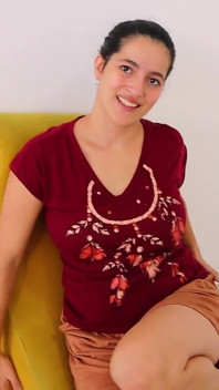 Une vendeuse sexy vient chez moi et lui donne la chatte