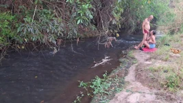 Ein Treffen zwischen fremden am Creek endet mit unerwartetem sex