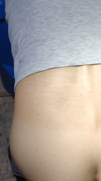 Ragazza carina in jeans incastrata nella canna mentre pulisce dentro. e il migliore amico del marito Vengono ad aiutare e l'hanno scopata