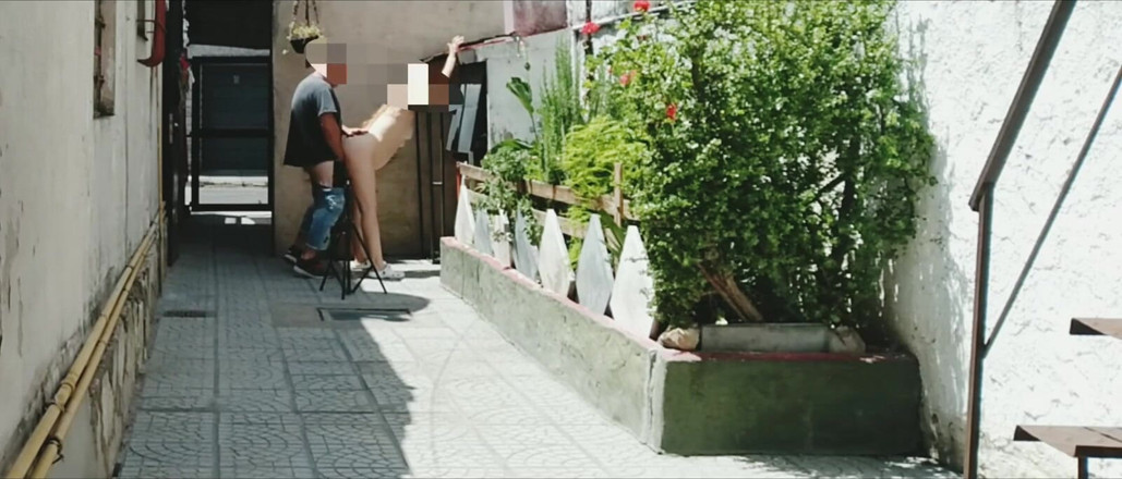 Activecouplearg: Chica desnuda tiene sexo con un extraño al aire libre...