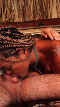 Morena excitada pede para ser fodida no seu cu enorme e balança os seios em um pau enorme
