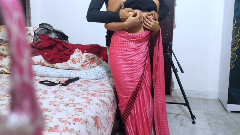 East indian group: Teman wanita datang untuk mendapatkan pepeknya diservis oleh teman lelakinya...