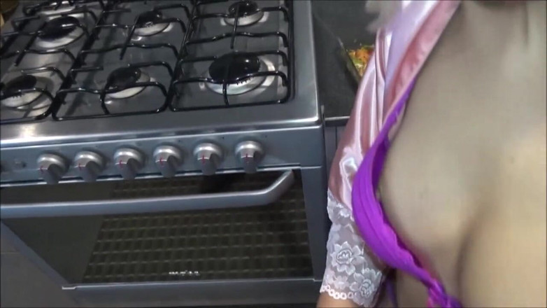 Helena Moeller: rasoee ghar men raph chudaee aur viry nigal liya