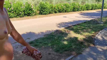 Miss Creamy: Amcık teşhiri - teşhirci karım birçok insanın geçtiği sokakta çıplak yürüyor - yakalandı