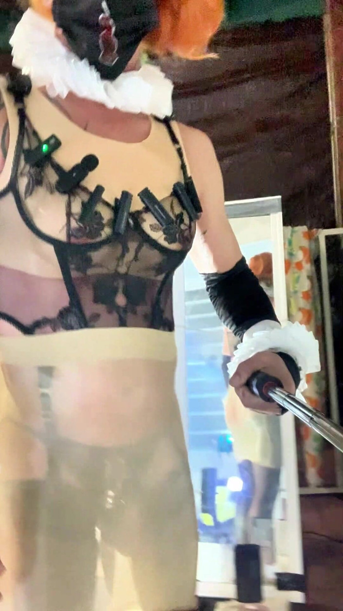 Benito414: Transsexuală sexy în lenjerie cu corset auriu afară