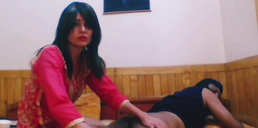 Bolly Karma: Gadis pemalu dengan sensual dan penuh gairah menggerakkan tanganku