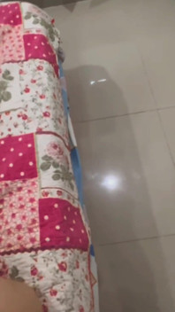 남친과 화상 통화하는 동안 의붓딸을 따먹는 새아빠