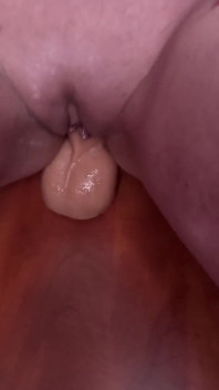 Kobiecy wytrysk, gdy pieprzę dildo z przyssawką