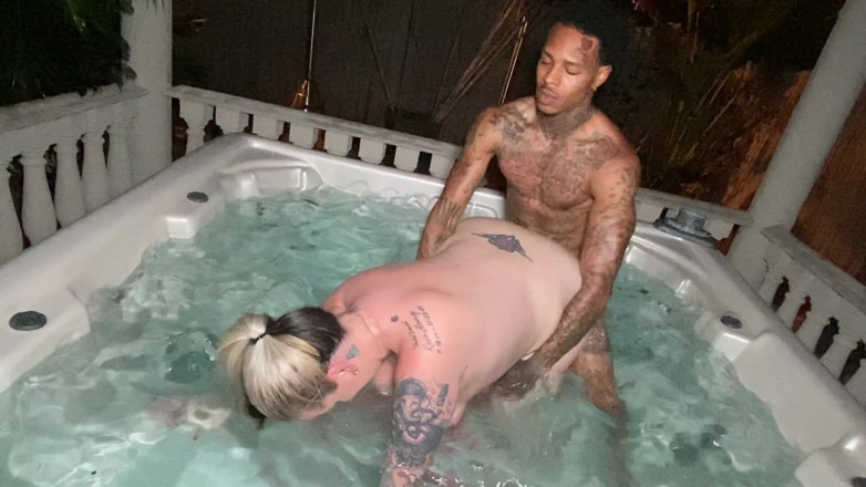 Mature Wanker: 핫한 욕조에서 랄프의 흑인 대물 자지를 따먹는 문신 밀프 Kendra