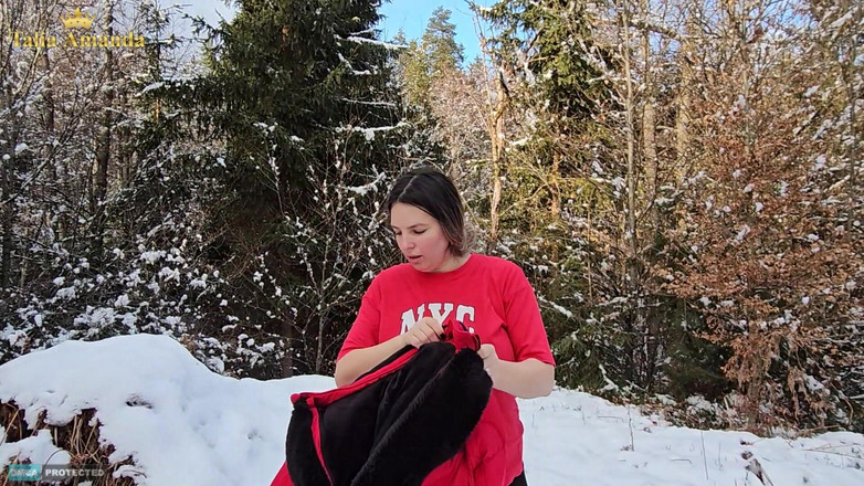 Talia Amanda: Snow Boobs