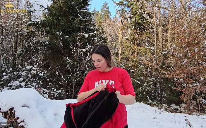 Talia Amanda: Snow Boobs