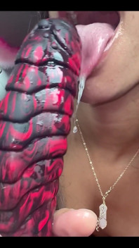 Menghisap dildo selamba