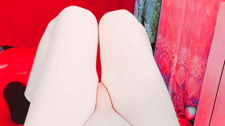 Kitty_Cross: Áo bó sát, thái độ khít khao hơn