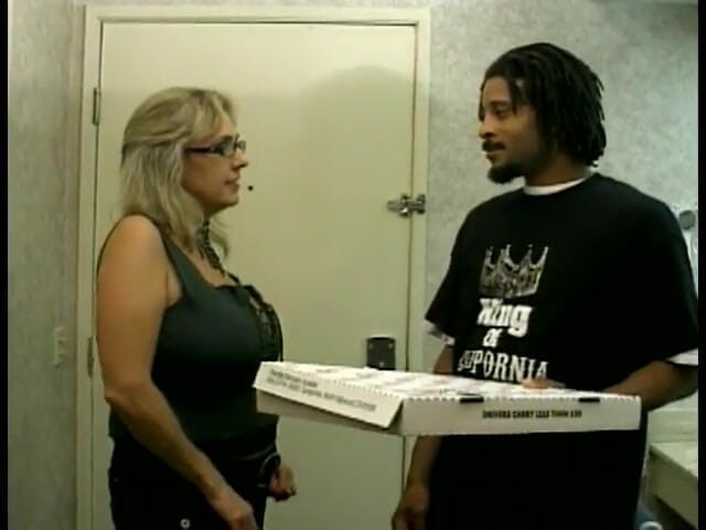 First Black Sexperience: Un black qui livre des pizzas fournit des services spéciaux à...