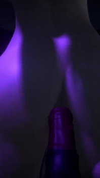 Cewek pirang menunggangi dildo di hutan: porno 3d