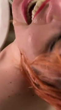 Humiliation d’une pute dans les toilettes