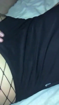 Meu padrasto entra no meu quarto e me fode vestido de coelho, eu realizei sua fantasia