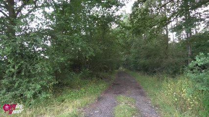 Miley Weasel: 숲에서 위험한 샷. 엉덩이에 있는 모든 것!