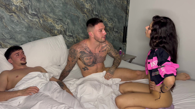 Yeri Blue: Mella Blanco Follada Por Dos Pollas Grandes a La Vez!