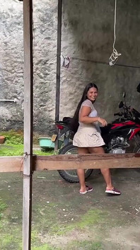 Murid nakal ini dikejutkan sama gurunya di teras rumahnya