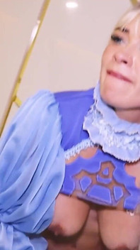 De la personaj la curvă: costumul ei o excită și o fute fără milă