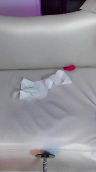 Bonita loira latina menina se masturba com um vibrador enquanto tem um enorme vibrador na bunda
