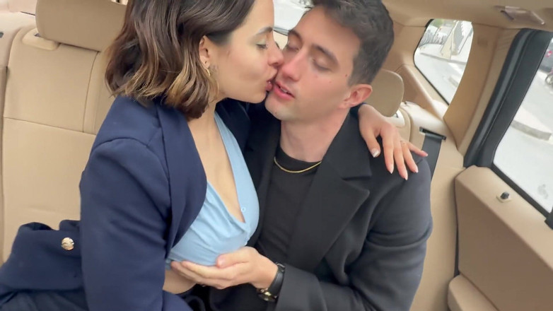 Valentino Roca TV: Le Chauffeur Est Invité À Un Trio D’un Couple Amoureux