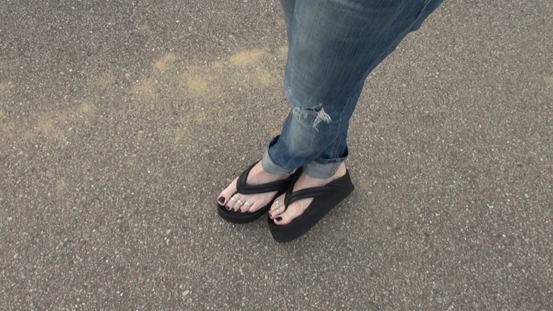 Heelex: Crossdresser với đôi chân gợi cảm khoe cu
