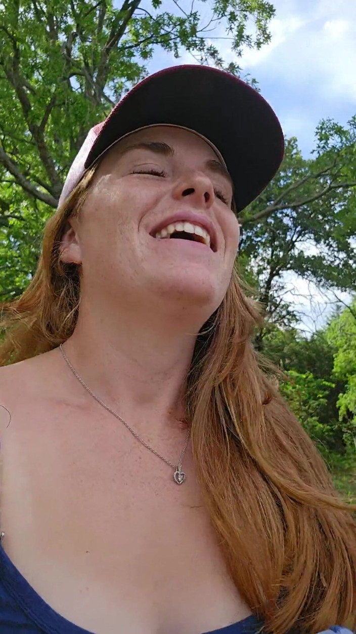 NaughtyRedFarmgirl: Ruiva fode cu e buceta esguichando ao ar livre