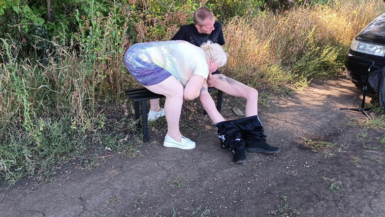 Zona901: En granne suger min kuk i en offentlig park på...