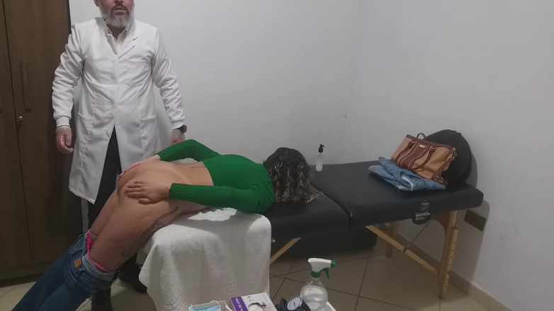 Gabi SweetCouplesStories: Doctor real examinează anusul pacientei și sânii
