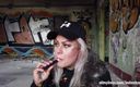 Fetish Videos By Alex: Дама-блондинка курит электронную сигарету на лестнице