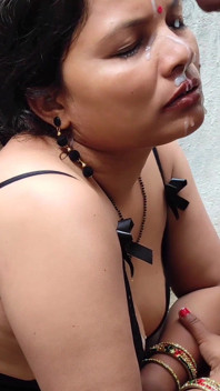 Istri hot india saling muasin memek satu sama lain pakai mainan seks